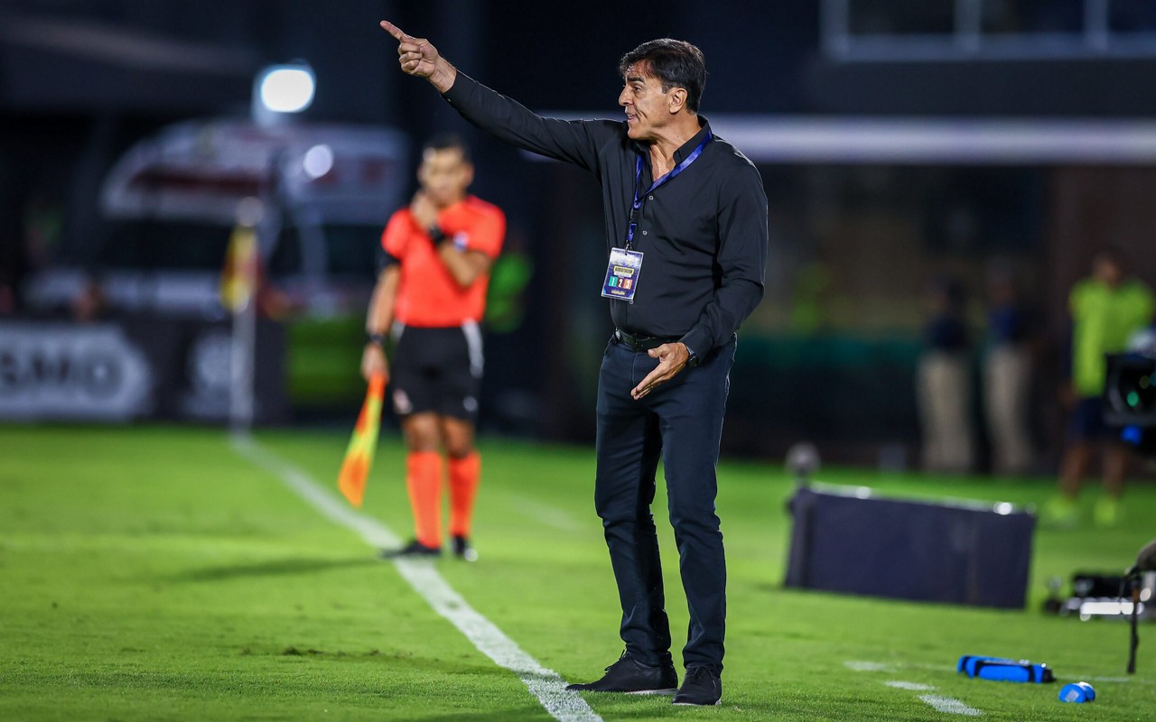 Gustavo Quinteros orienta o Grêmio na vitória sobre o Sportivo Luqueño. (Foto: Lucas Uebel/Grêmio FBPA)