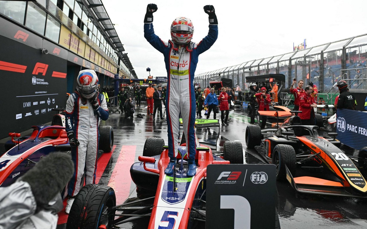 Rafael Camara comemorando vitória na F3 (Foto: Paul Crock / AFP)
