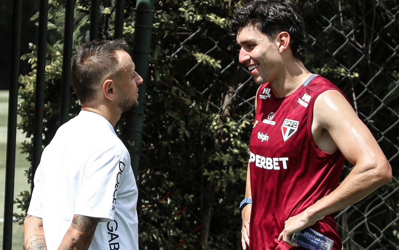 Rafinha marcou presença em treino do São Paulo (Foto: Erico Leonan / São Paulo FC)