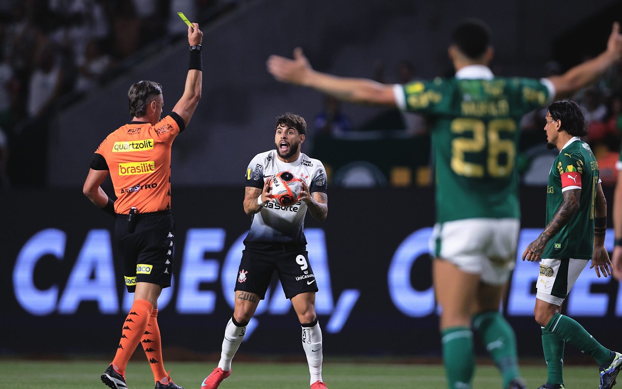Yuri Alberto foi expulso após receber o segundo cartão amarelo (Foto: Ettore Chiereguini/AGIF)