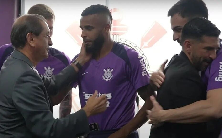 Ramón Díaz se despede do elenco do Corinthians (Foto: Reprodução/TV Corinthians)