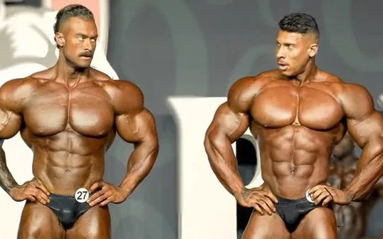 Cbum e Ramon Dino lado a lado no Mr Olympia (Foto: Reprodução)