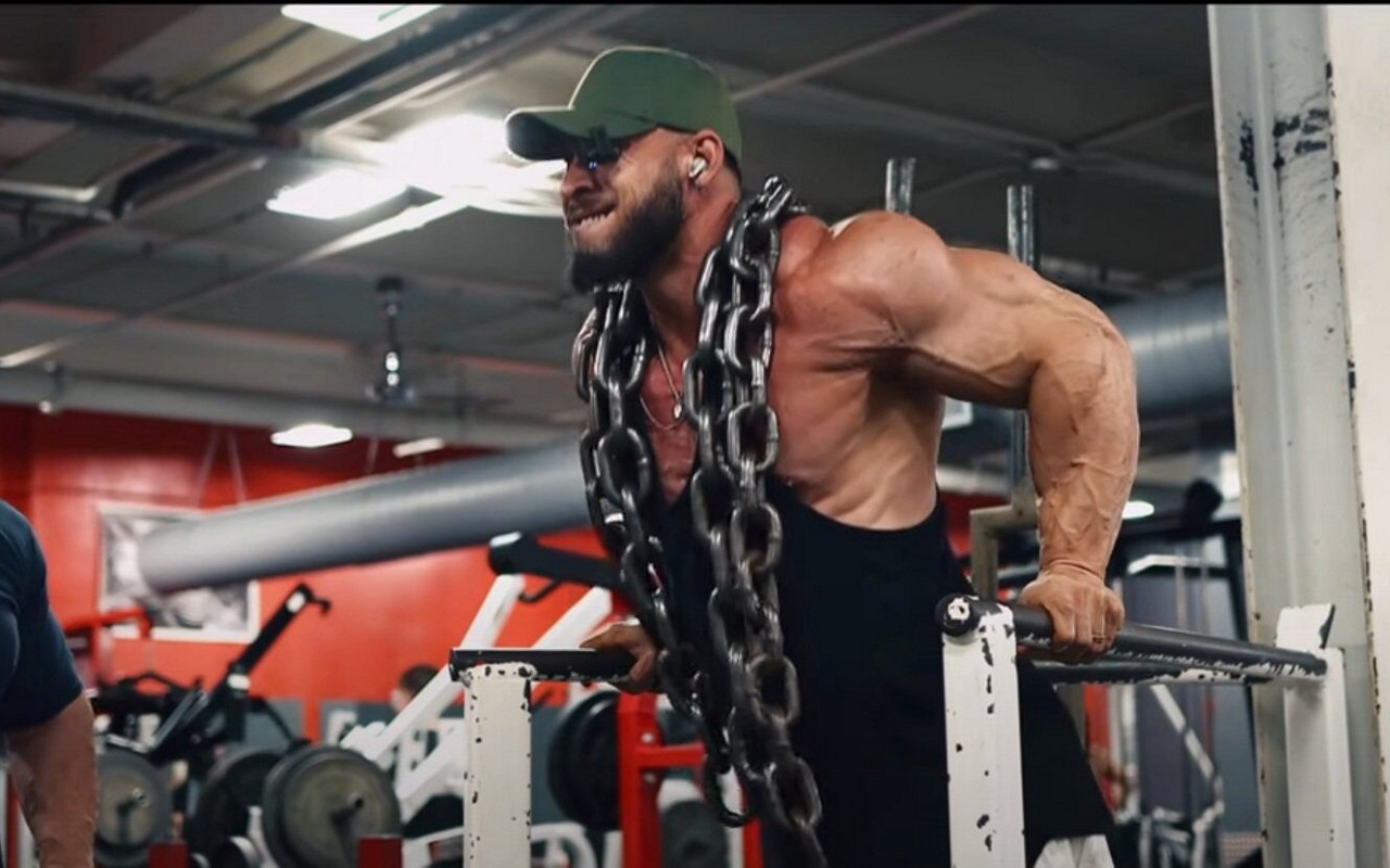 Ramon Dino em ação no treinamento (Foto: Reprodução/YouTube)