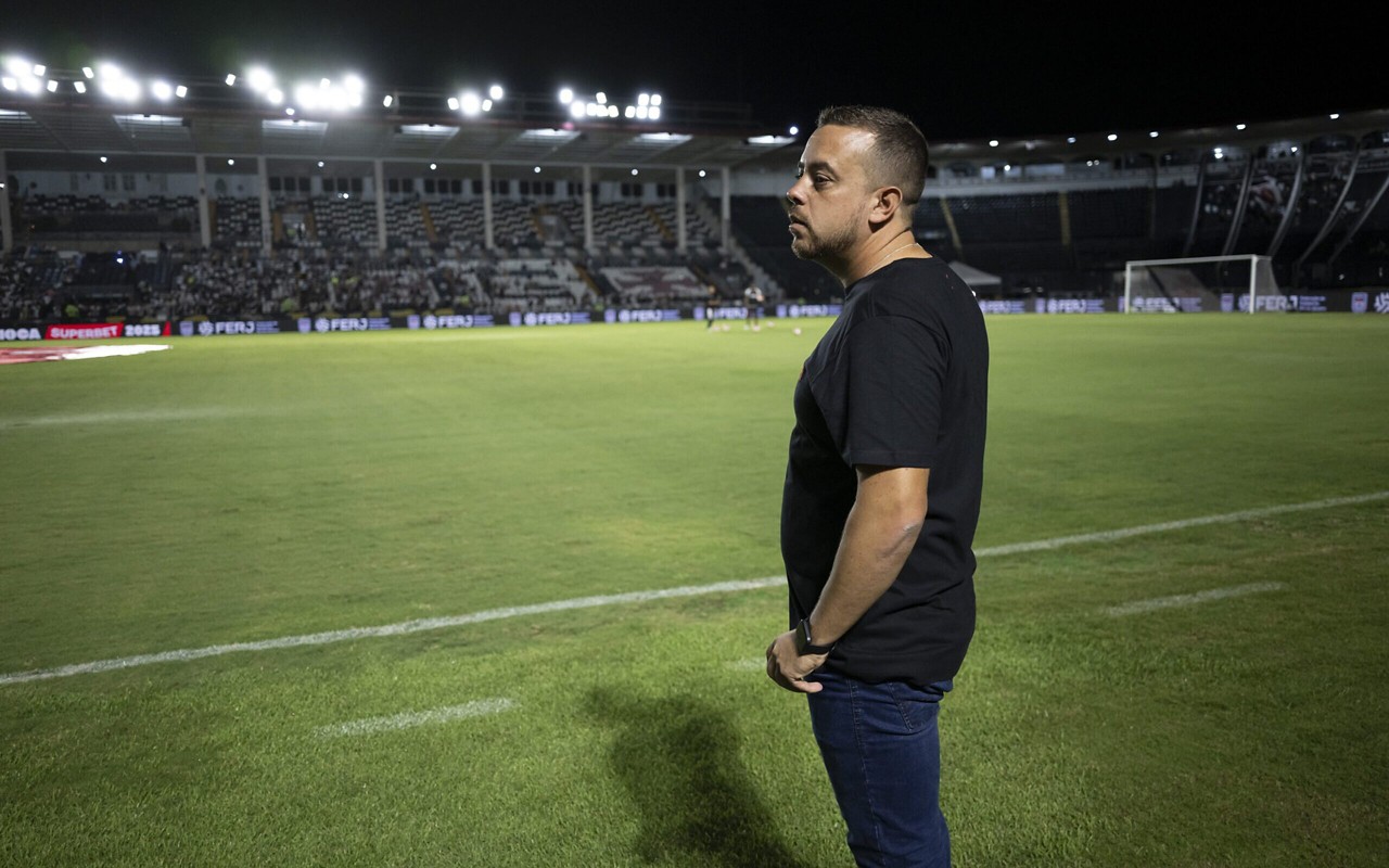 Ramon Lima segue sem vencer no comando do Vasco (Foto: Jorge Rodrigues/AGIF)