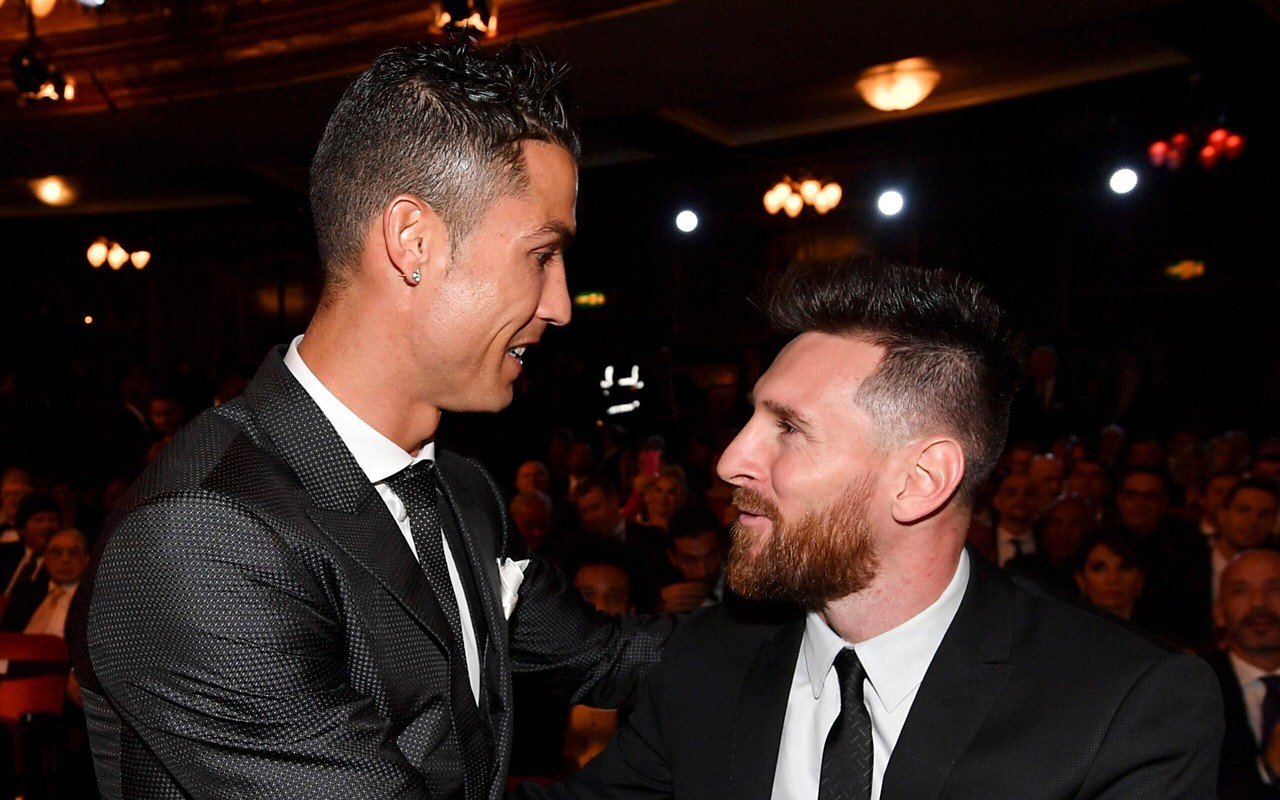 Cristiano Ronaldo e Messi estão entre os atletas mais bem pagos do mundo (Foto: Ben Stansall/AFP)