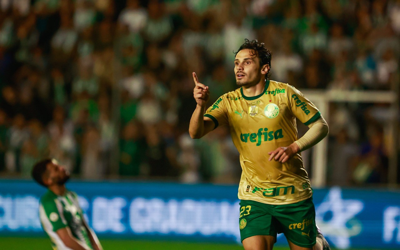 RS - CAXIAS DO SUL - 20/10/2024 - BRASILEIRO A 2024, JUVENTUDE X PALMEIRAS - Raphael Veiga jogador do Palmeiras comemora seu gol durante partida contra o Juventude no estadio Alfredo Jaconi pelo campeonato Brasileiro A 2024. Foto: Luiz Erbes/AGIF