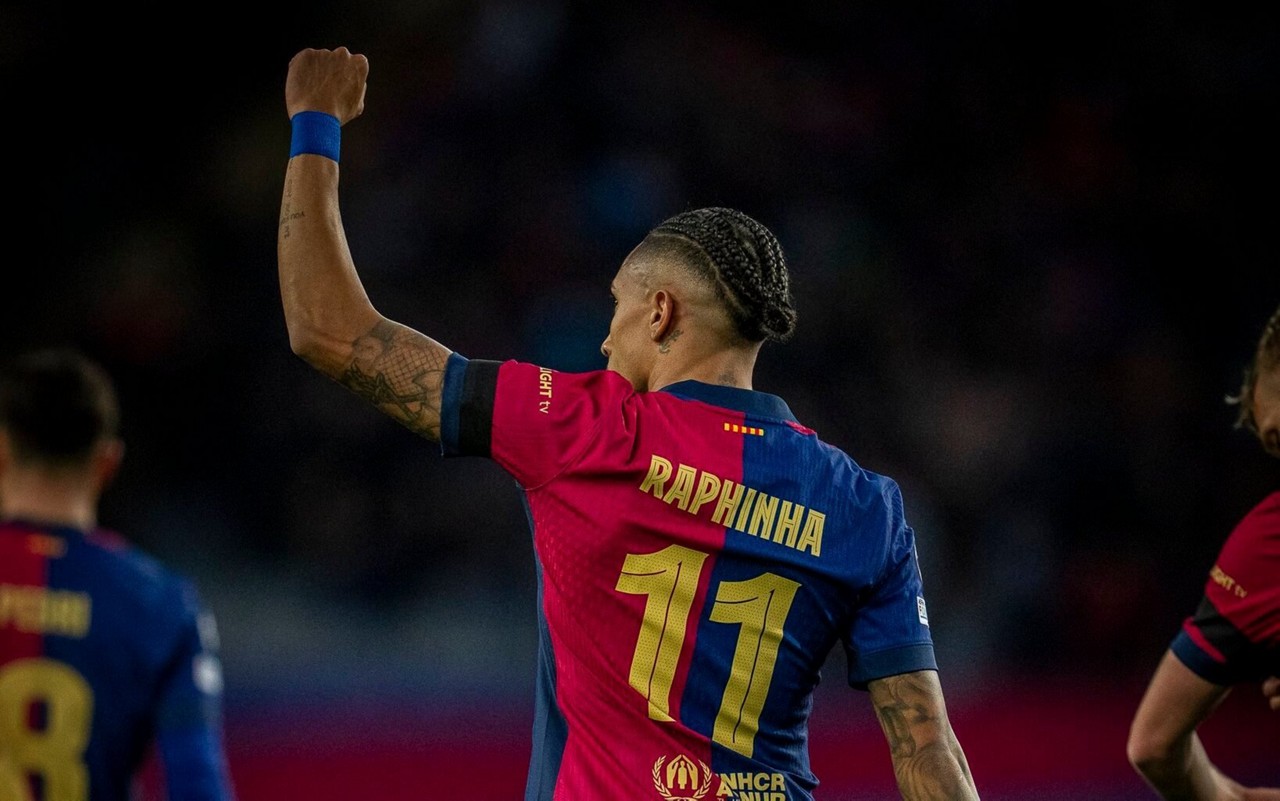 Raphinha celebra um de seus gols pelo Barcelona na Champions (Foto: Reprodução/Barcelona)
