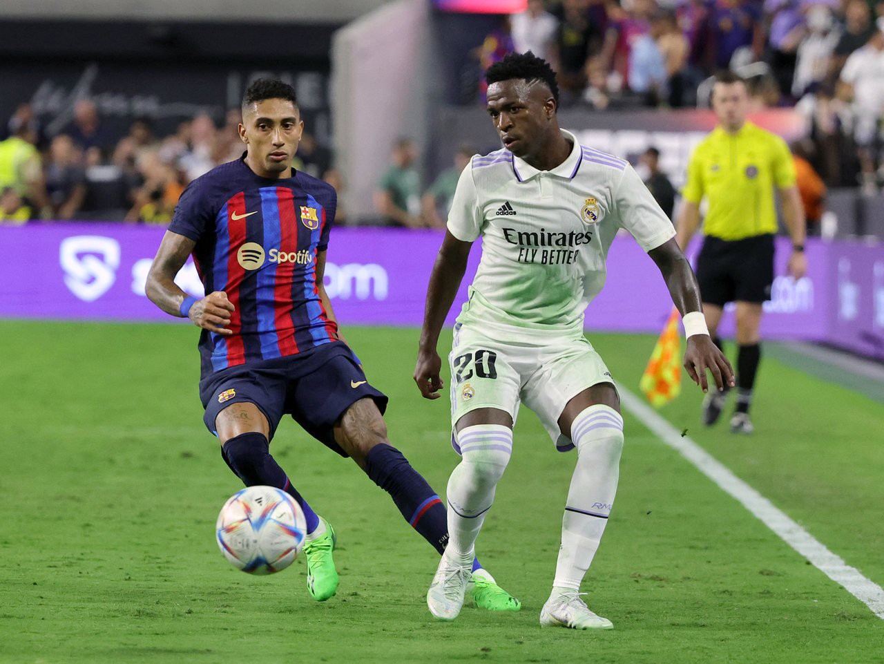 Raphinha e Vini Jr em campo por Barcelona e Real Madrid (Foto: ETHAN MILLER / AFP)
