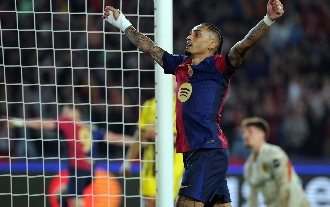 Raphinha celebra gol marcado pelo Barcelona sobre o Dortmund, na Champions League (Foto: Lluis Gene/AFP)