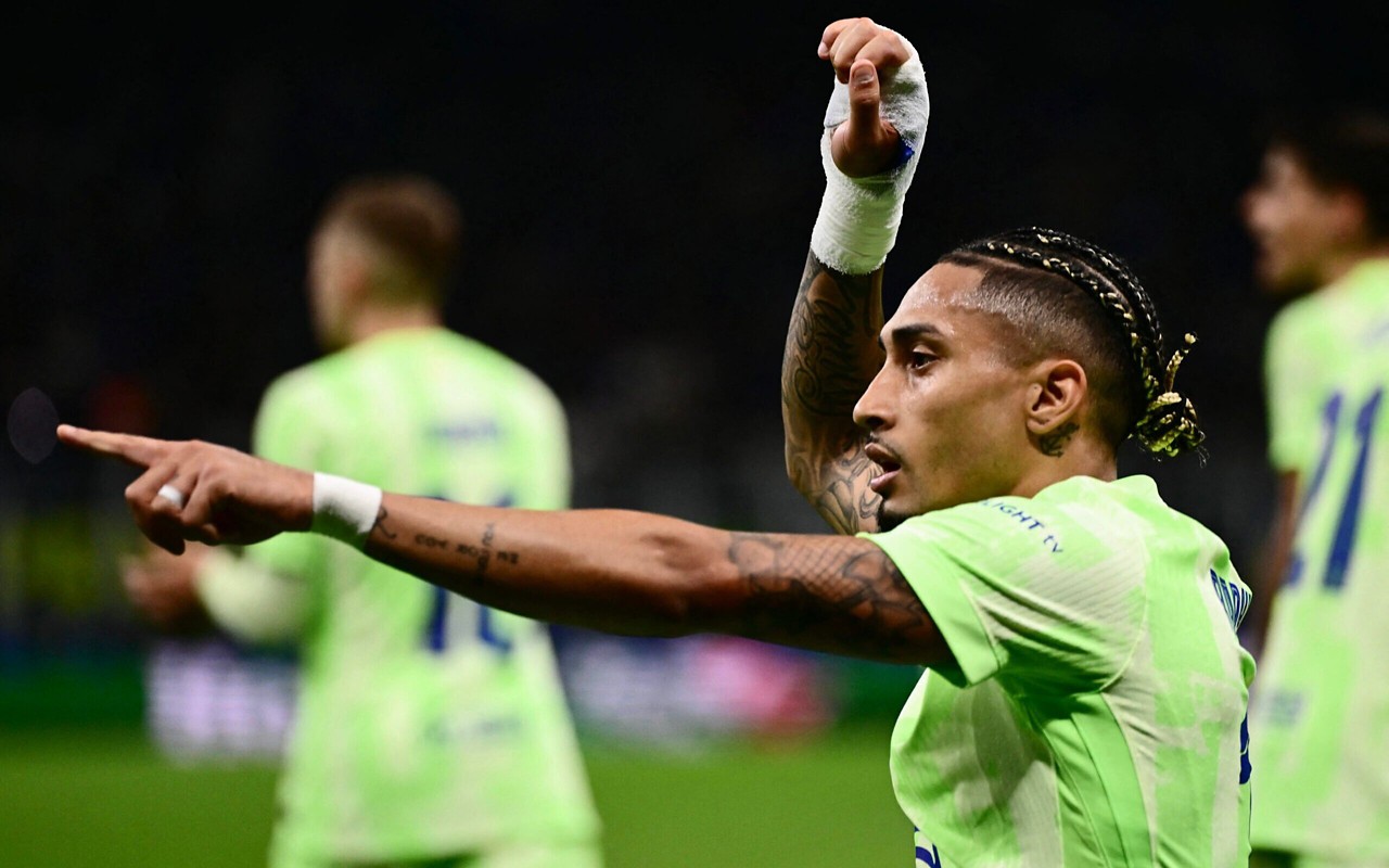 Raphinha comemora gol pelo Barcelona contra a Inter de Milão (Foto: Marco Bertorello/AFP)