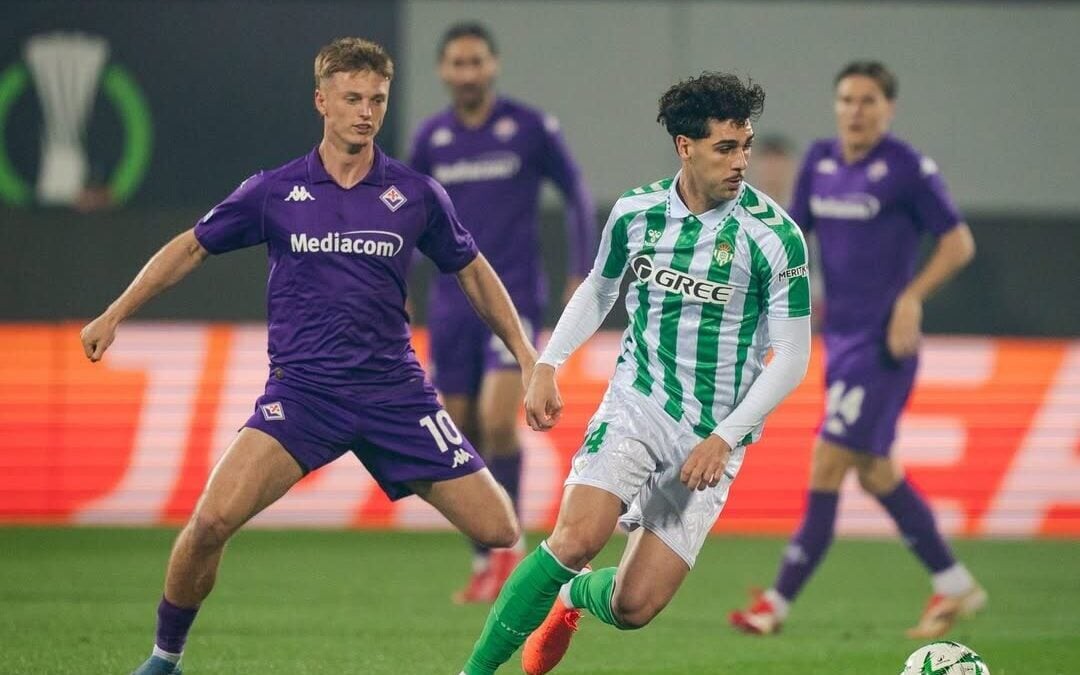 Johnny, alvo do Atlético de Madrid e Totenham, em ação no duelo entre Fiorentina e Real Betis, pela Europa League (Foto: Reprodução/Instagram)