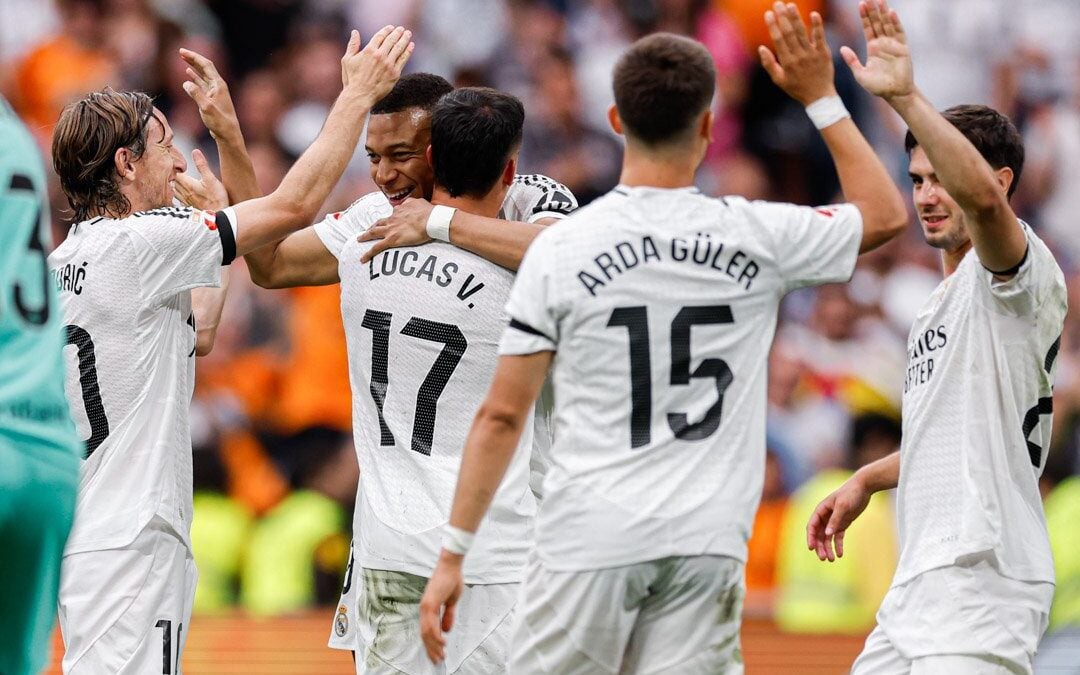 Jogadores do Real Madrid comemorando gol de Mbappé (Foto: Oscar del Pozo/AFP)