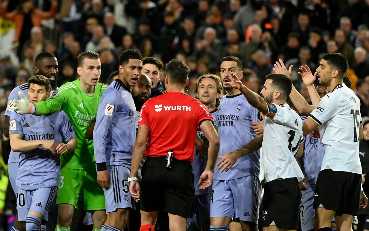 Gil Manzano protagonizou polêmica no duelo entre Valencia e Real Madrid, em La Liga de 2023-24 (Foto: José Jordán / AFP)