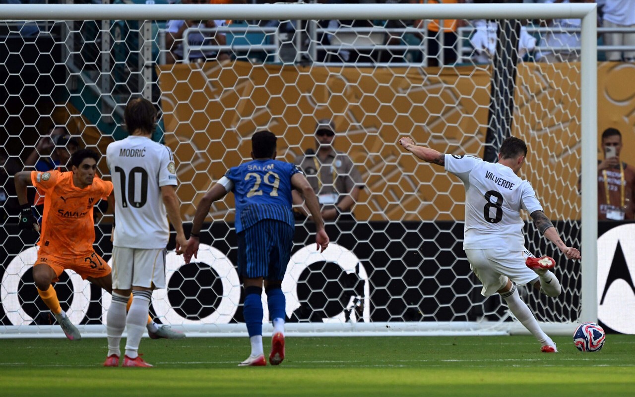 Valverde em cobrança de pênalti defendida por Bono no duelo entre Real Madrid e Al-Hilal, pelo Mundial de Clubes (Foto: Chandan Khanna/AFP)