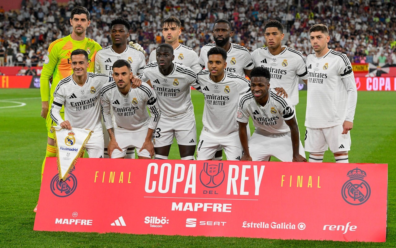 Titulares do Real Madrid antes da final da Copa do Rei da última temporada (Foto: Josep Lago/AFP)