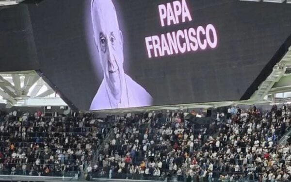 Papa Francisco foi homenageado neste domingo (4), no Santiago Bernabéu, antes de duelo entre Real Madrid e Celta de Vigo (Foto: Reprodução)