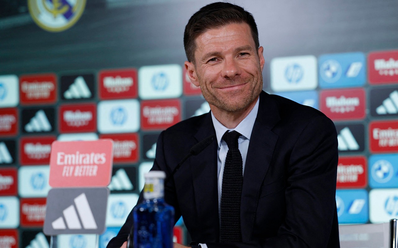 Xabi Alonso em primeira coletiva pelo Real Madrid (Foto: Thomas Coex/AFP)