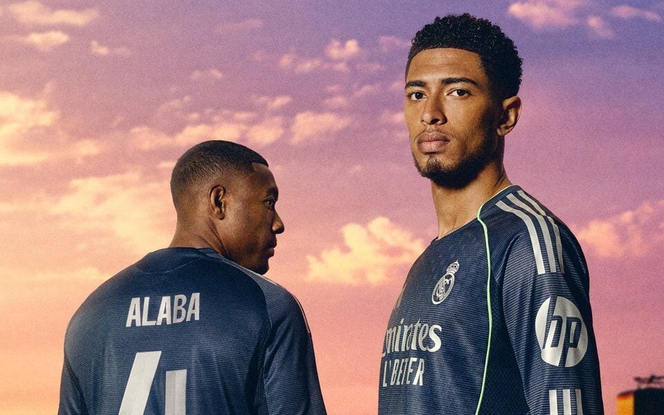 Bellingham e Alaba posam com camisa nova do Real Madrid (Foto: Reprodução)