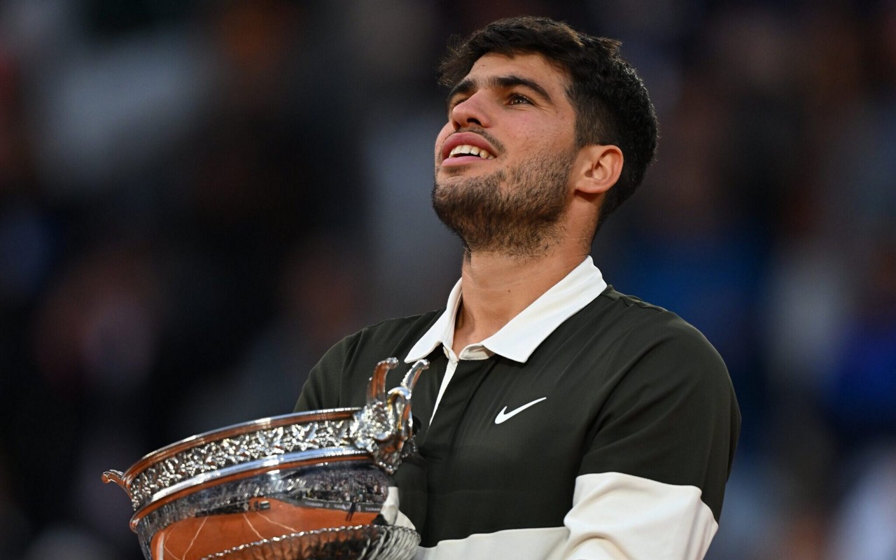 Carlos Alcaraz segurando o troféu de Roland Garros (Foto: Divulgação)