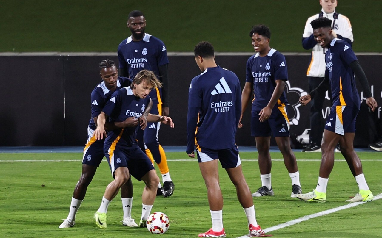 Real Madrid em ação no treinamento, na Arábia Saudita (Foto: Fadel Senna/AFP)