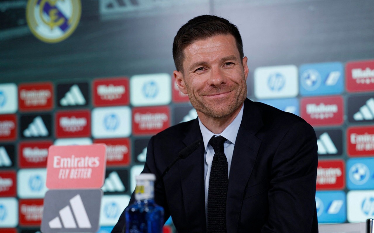 Xabi Alonso em primeira coletiva pelo Real Madrid (Foto: Thomas Coex/AFP)