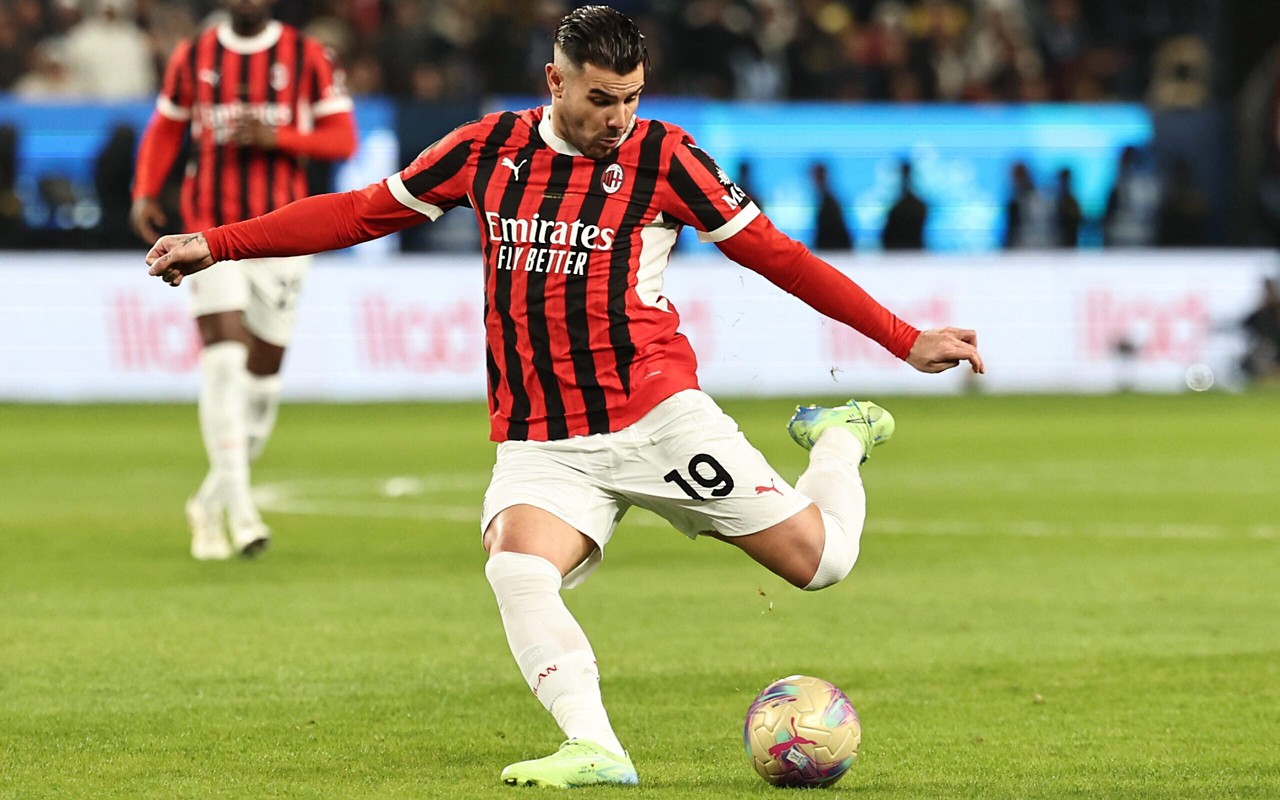 Theo Hernández jogando com a camisa do FC Milan