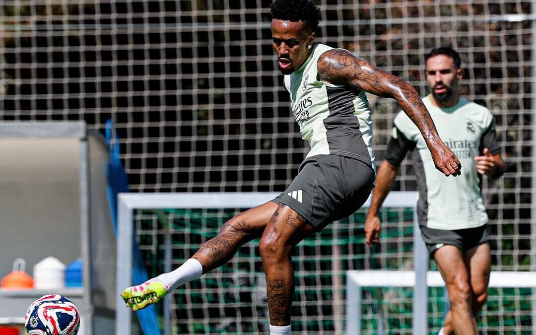 Éder Militão em treino com bola do Real Madrid antes do embarque para o Mundial de Clubes (Foto: Divulgação)