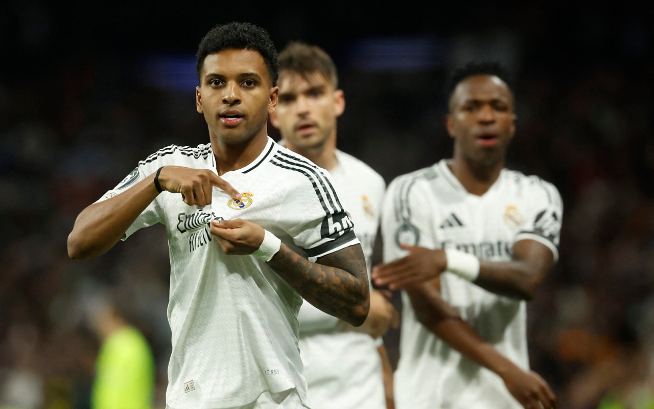 Rodrygo comemorando gol pelo Real Madrid (Foto: Pierre-Philippe MARCOU / AFP)