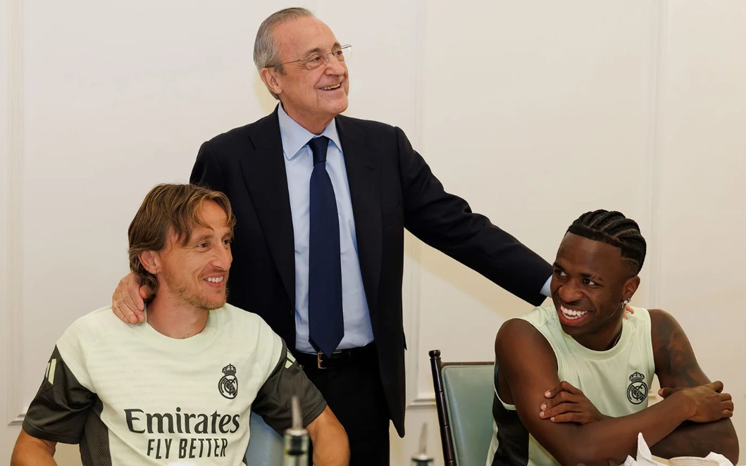 Florentino Pérez cumprimenta jogadores do Real Madrid na concentração do Mundial (Foto: Reprodução)