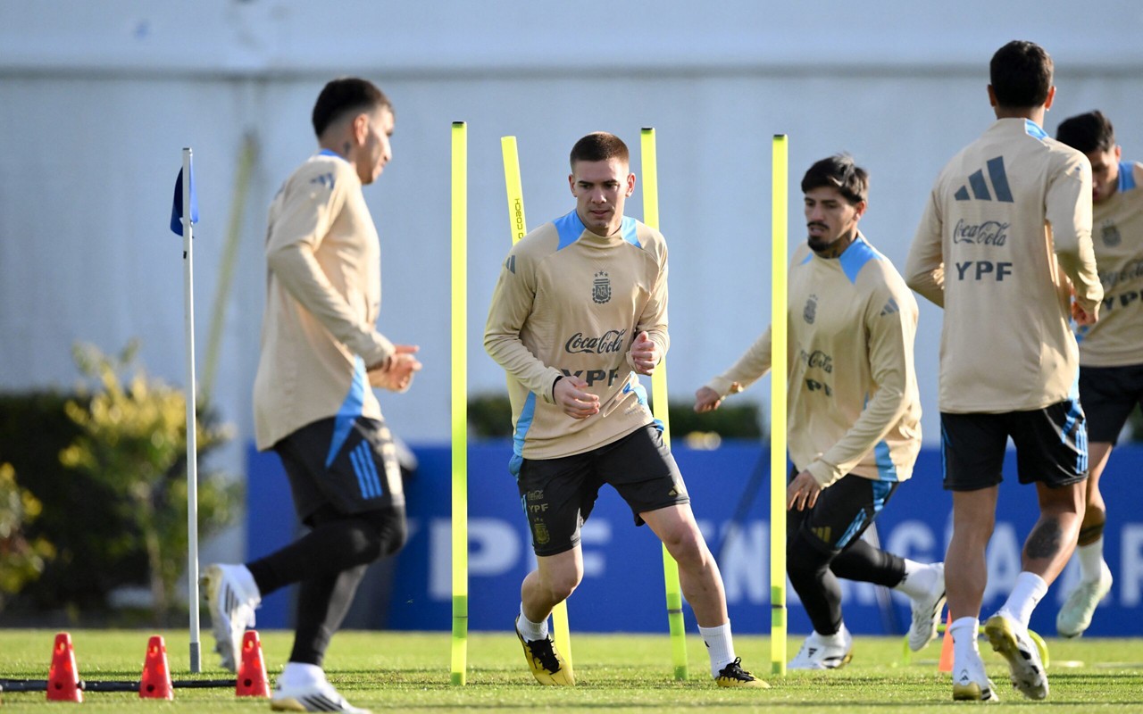 Mastantuono em treino pela Argentina (Foto: Luis Robayo/AFP)