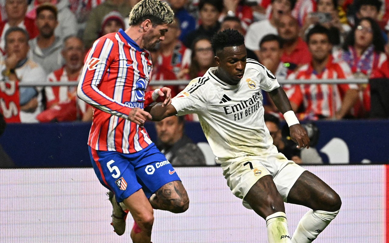 Vini Jr. disputa a bola com Rodrigo de Paul em Atlético de Madrid x Real Madrid (Foto: Javier Soriano/AFP)