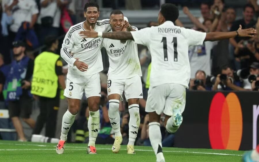 Bellingham e Mbappé comemoram gol com Rodrygo (Foto: Pierre-Philippe Marcou / AFP)