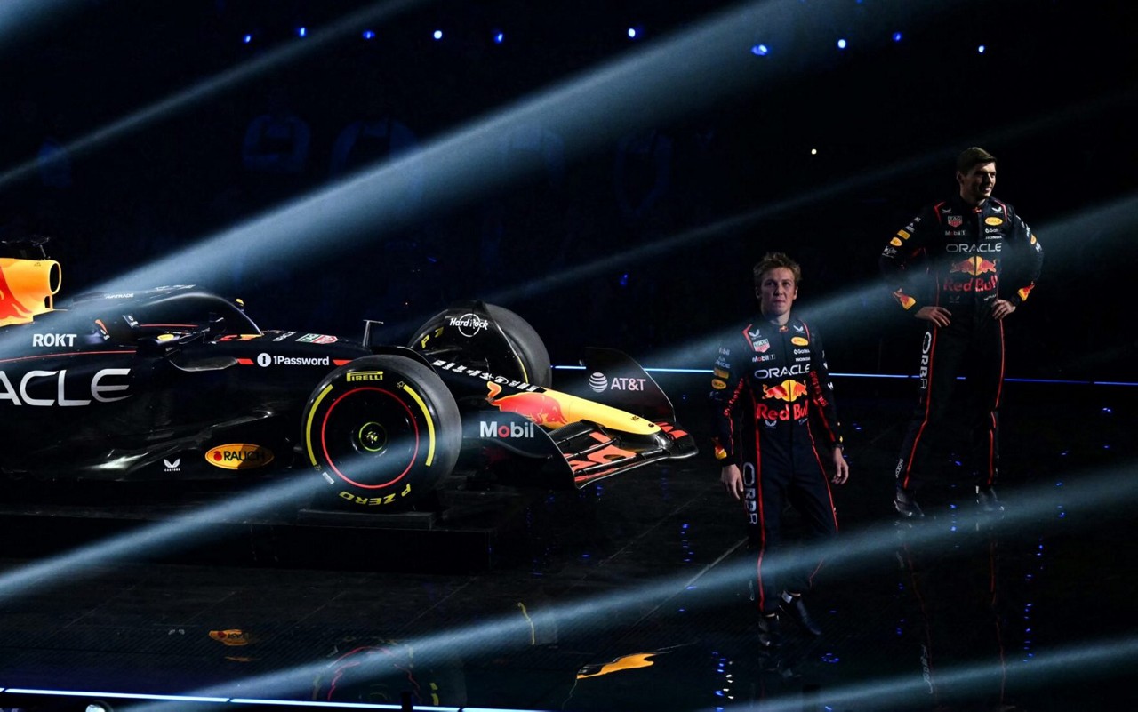 Carro e pilotos da Red Bull em 2025 (Foto: Ben STANSALL / AFP)