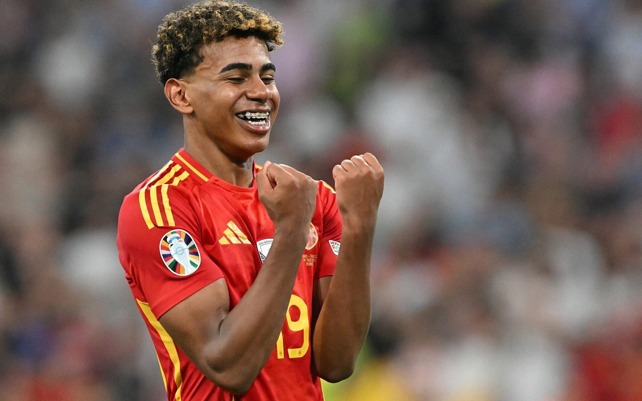 Lamine Yamal em jogo pela seleção espanhola (Foto: Miguel Medina/AFP)