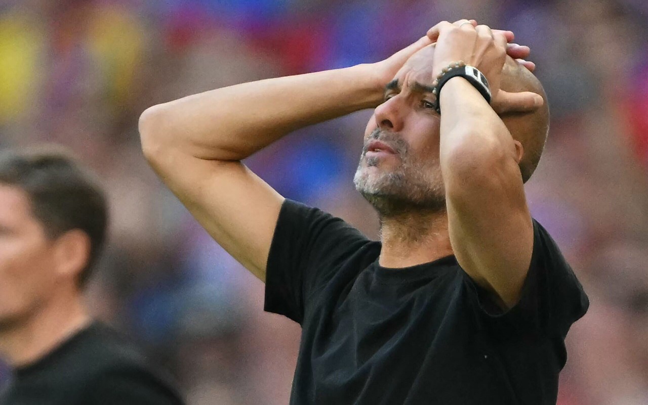 Guardiola coloca as mãos na cabeça durante derrota do Manchester City para o Crystal Palace (Foto: Glyn Kirk/AFP)