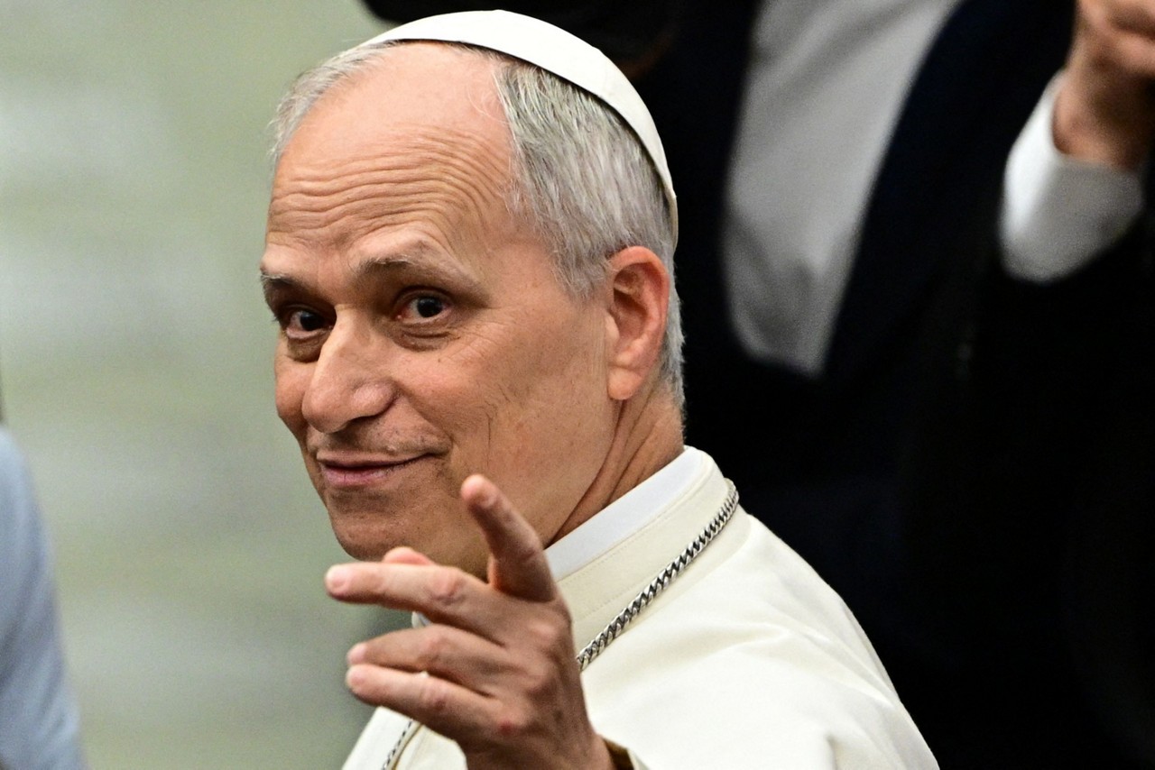 O papa Leão XIV acena ao sair de encontro com jornalistas no Vaticano (foto Tiziana Fabi/AFP)