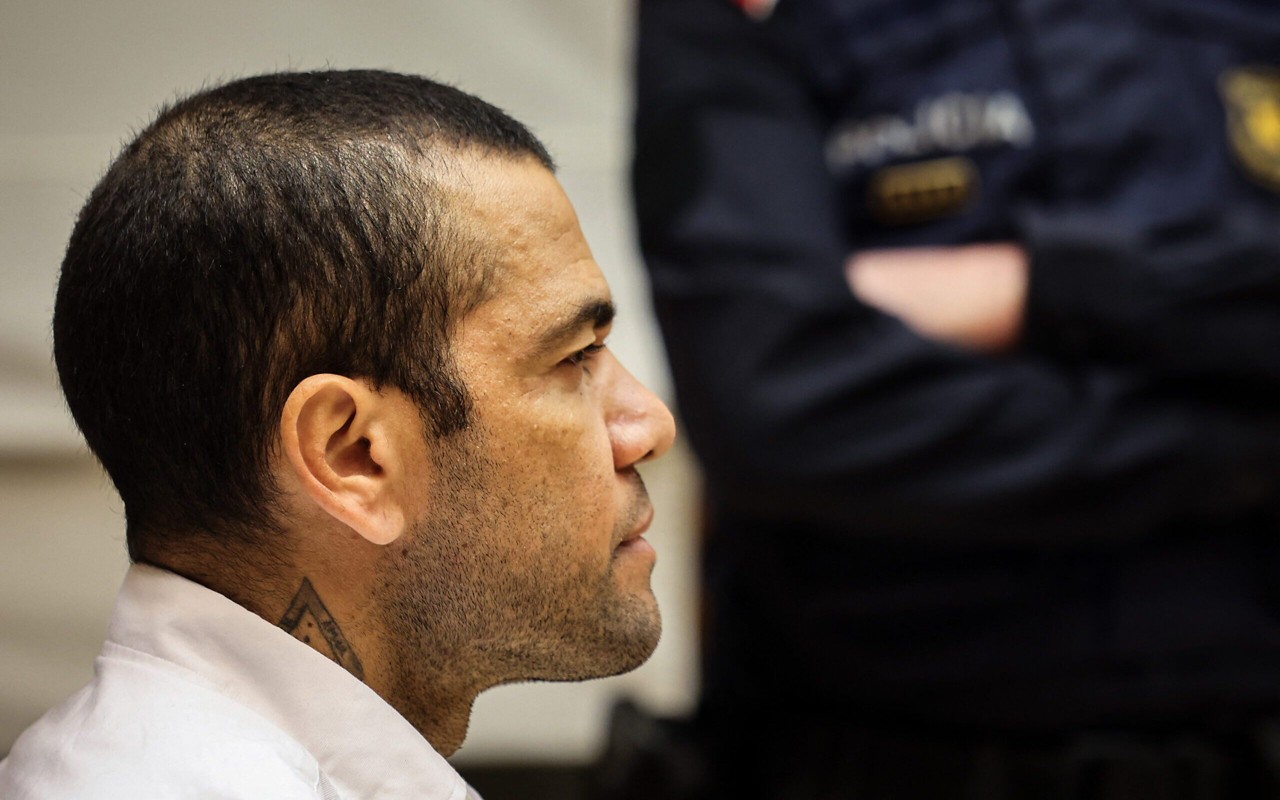 Daniel Alves foi condenado por estupro com uso de violência (Foto: Jordi Borras/POOL/AFP)