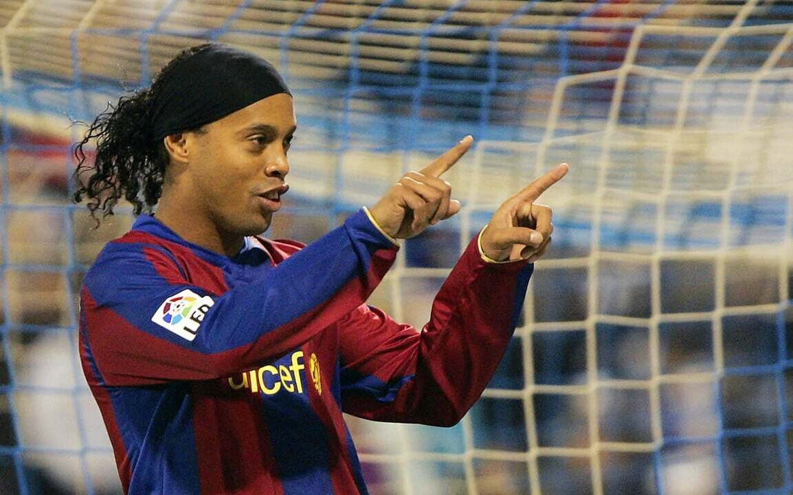 Ronaldinho em ação pelo Barcelona (Foto: AFP)