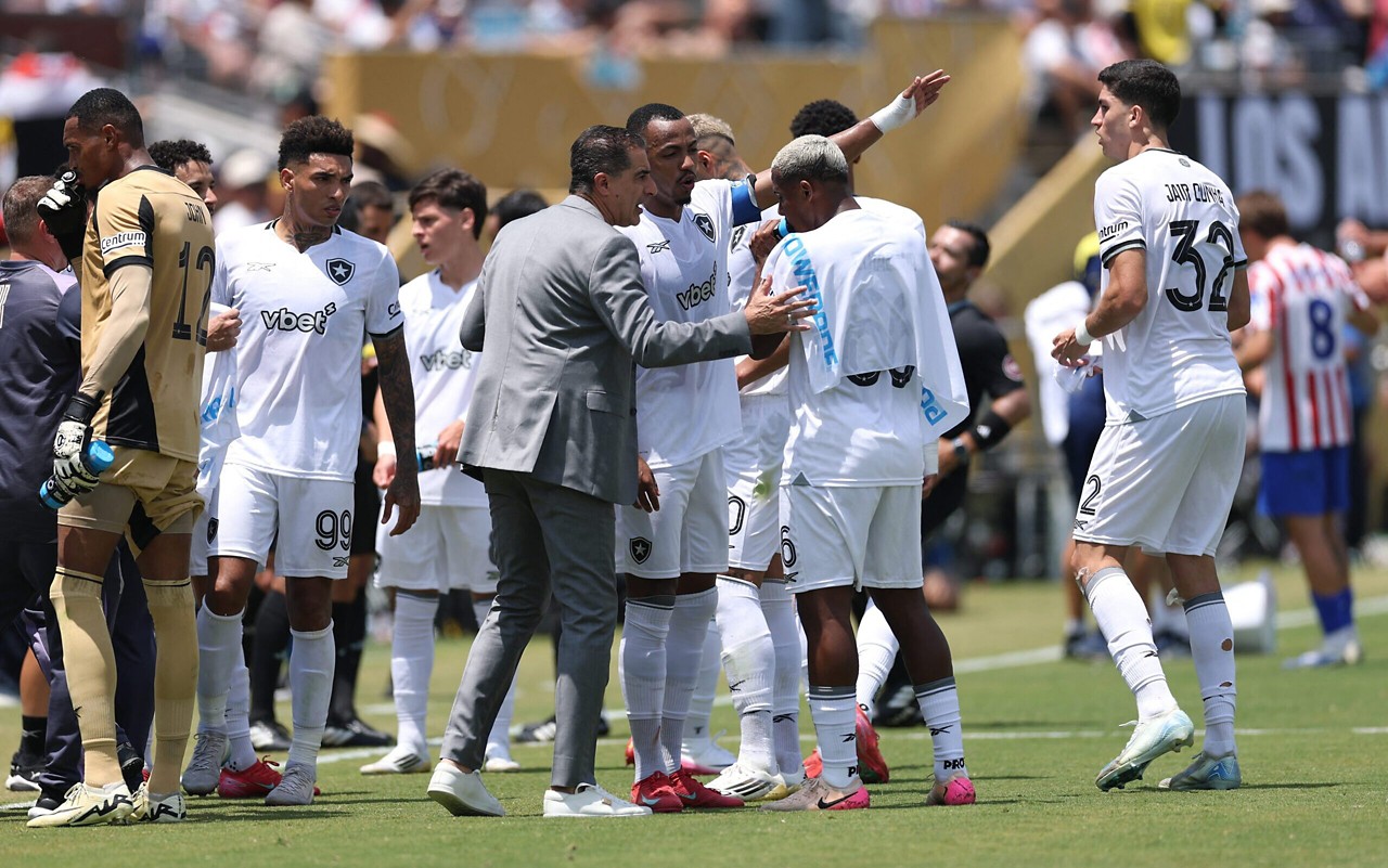 Renato Paiva orientando o Botafogo (Foto: Stu Forster/AFP)