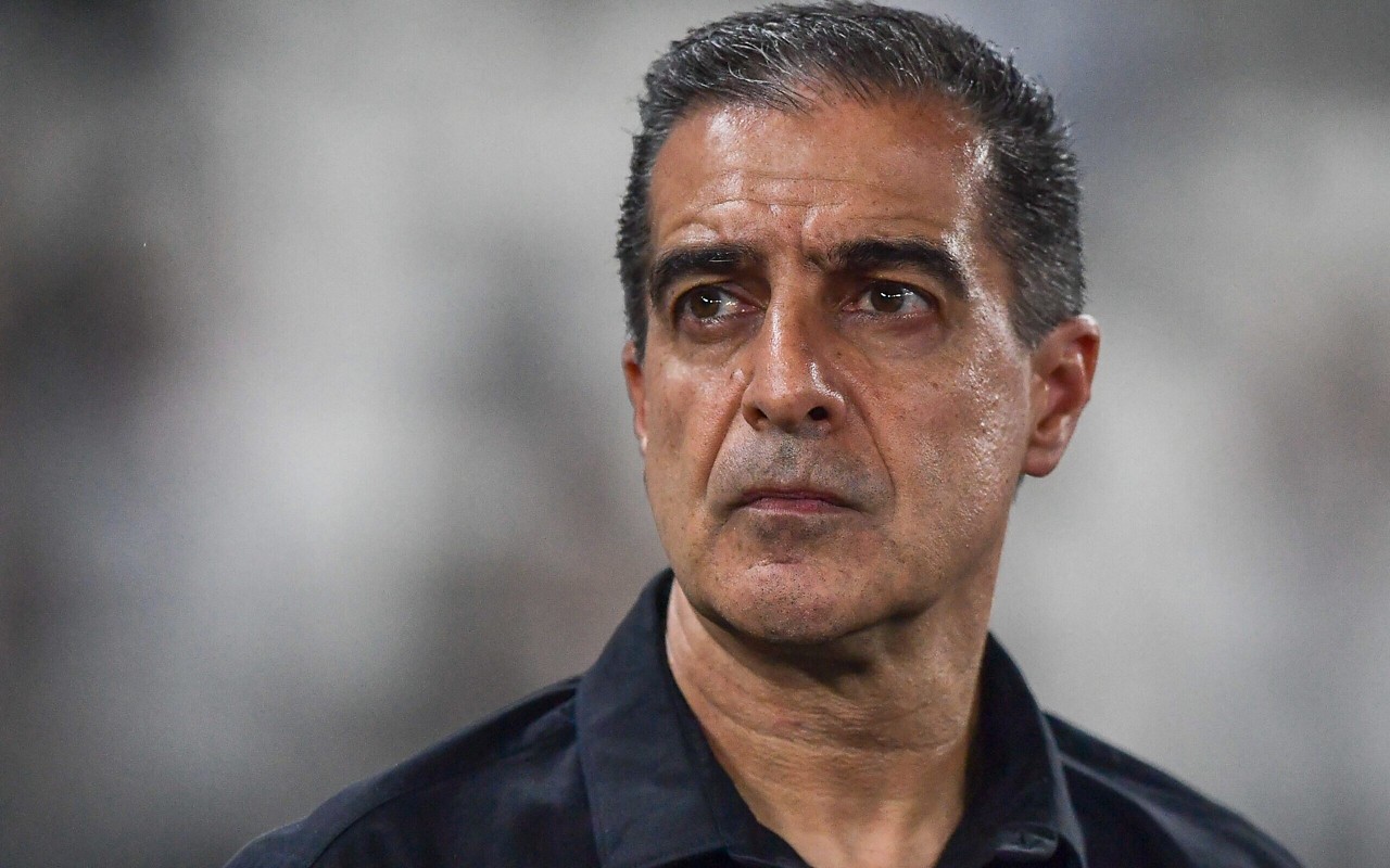 Renato Paiva, técnico do Botafogo, durante partida contra o Juventude, no Nilton Santos, pelo Campeonato Brasileiro A 2025 (Foto: Thiago Ribeiro/AGIF)