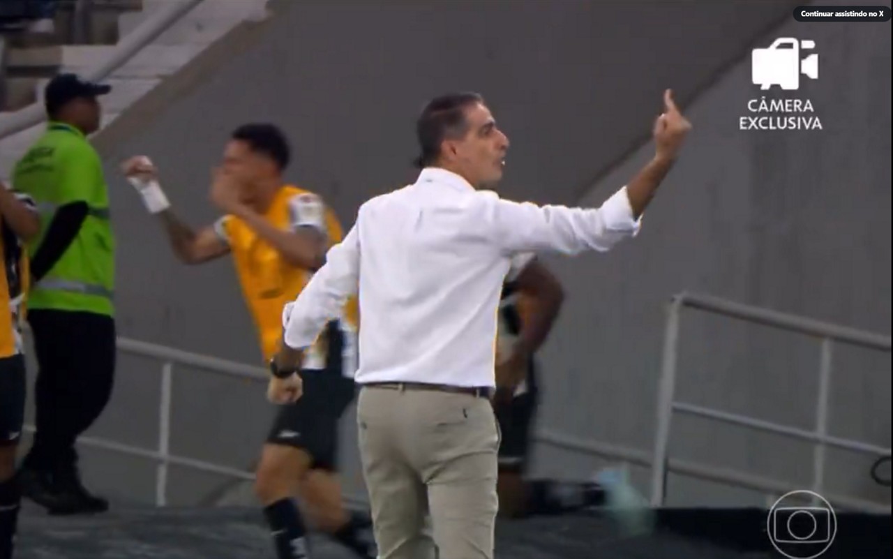 Renato Paiva dá dedo do meio em Botafogo x Estudiantes (Foto: Reprodução/ TV Globo)
