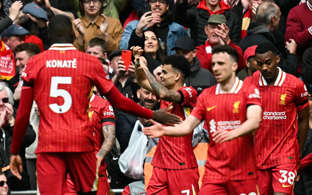 Liverpool comemorando gol sobre o West Ham, pela Premier League (Foto: Paul Ellis/AFP)