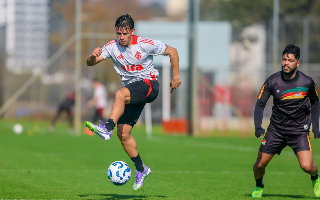 Bernabei, lateral-esquerdo do Internacional, em jogo-treino (Foto: Ricardo Duarte/SC Internacional)