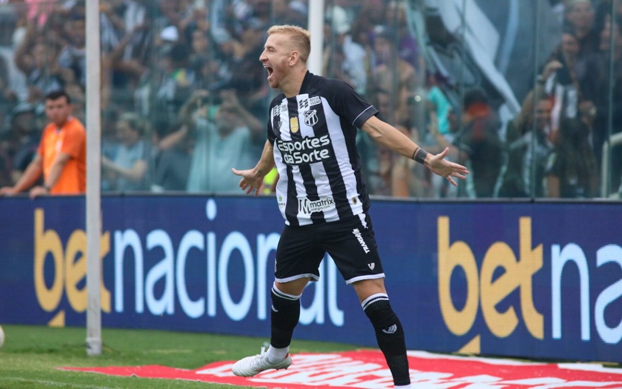 Pedro Henrique comemora o gol em Ceará 2 x 1 Tirol, pelo campeonato Cearense 2025. (foto: Lucas Emanuel/AGIF)
