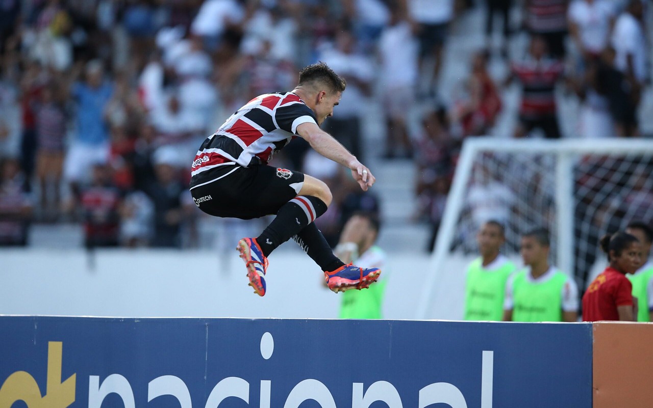 Matheus Melo comemora o gol em Santa Cruz 2 x 0 Afogados (foto: Marlon Costa/AGIF)