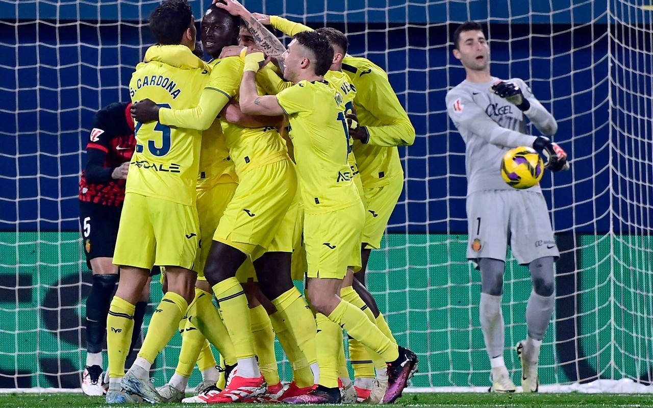 Jogadores do Villarreal comemoram na goleada sobre o Mallorca. (foto: JOSE JORDAN / AFP)