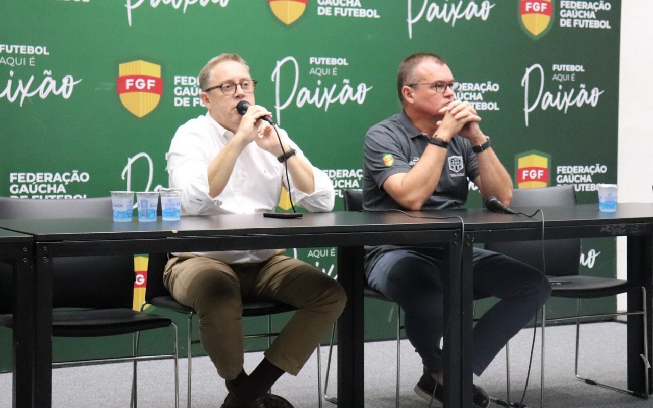 Presidentes da FGF, Luciano Hocsman (E), e da Comissão Estadual de Árbitros de Futebol, Leandro Vuaden. Fotos: Leonardo Fister/FGF