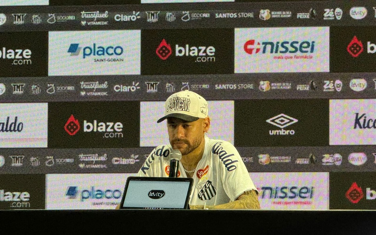 Painel atrás de Neymar exibe as marcas que patrocinam o Santos (Foto: Vinícius Harfush/Lance!)