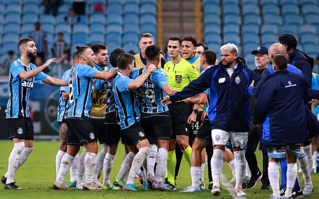 Jogadores do Grêmio partem para cima do árbitro Matheus Candançan no empate com o CSA. (Foto: Maxi Franzoi/AGIF)