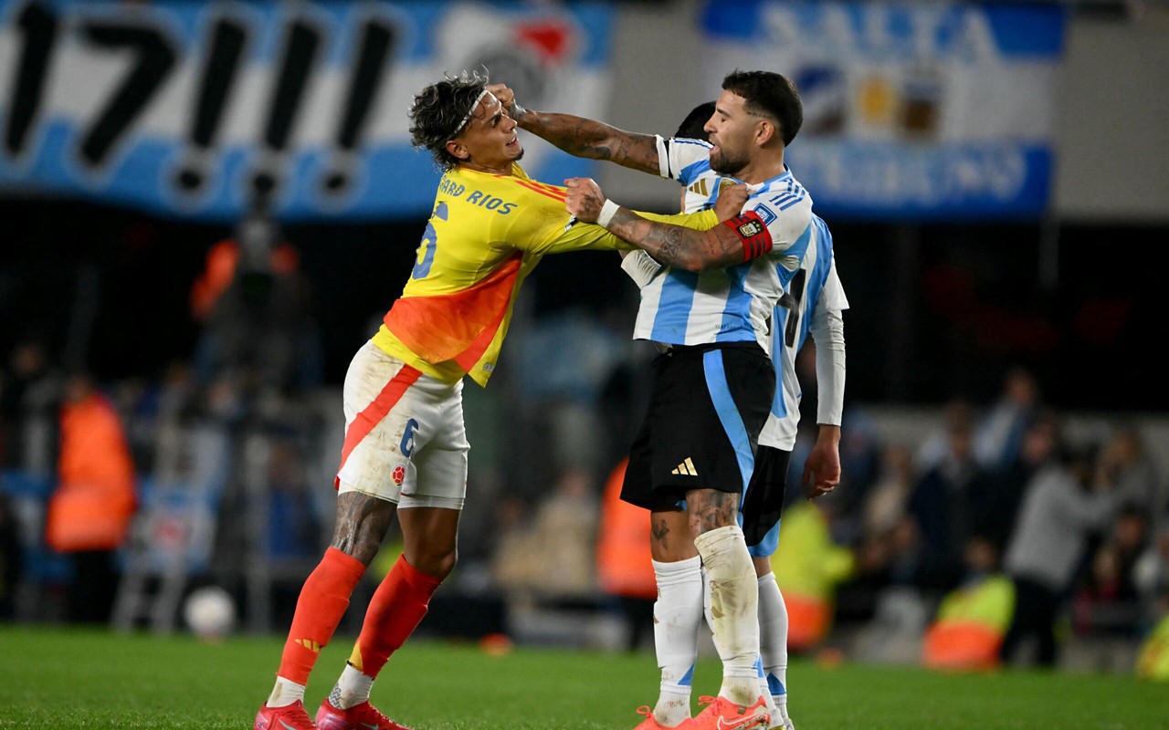Richard Ríos e Nicolás Otamendi em conflito em Argentina x Colômbia (Foto: Luis Robayo/AFP)